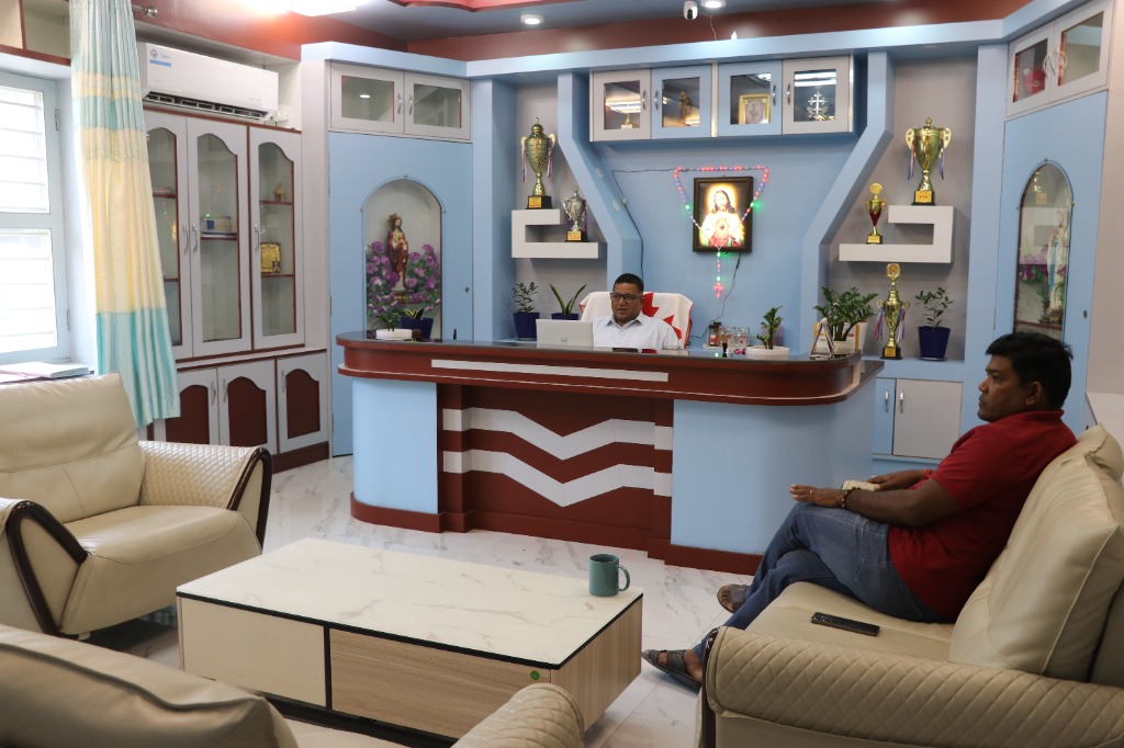 Principal executive office meeting and consultation lounge